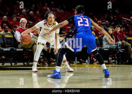 Annapolis, Maryland, Stati Uniti d'America. Xiii Nov, 2016. Destino SLOCUM (5) gli occhi il difensore durante il Maryland v UMASS Lowell gioco tenuto presso il centro XFINITY, College Park, Maryland. Credito: Amy Sanderson/ZUMA filo/Alamy Live News Foto Stock