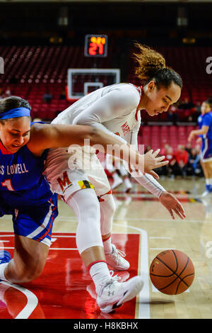 Annapolis, Maryland, Stati Uniti d'America. Xiii Nov, 2016. BLAIR WATSON (22) combatte per il possesso della palla durante il Maryland v UMASS Lowell gioco tenuto presso il centro XFINITY, College Park, Maryland. Credito: Amy Sanderson/ZUMA filo/Alamy Live News Foto Stock