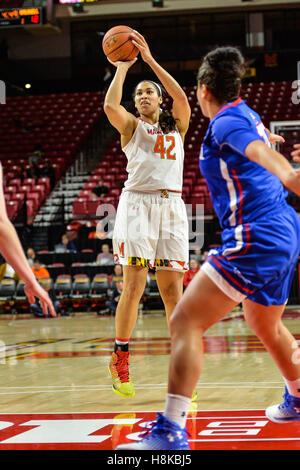 Annapolis, Maryland, Stati Uniti d'America. Xiii Nov, 2016. BRIONNA JONES (42) Spara la palla durante il Maryland v UMASS Lowell gioco tenuto presso il centro XFINITY, College Park, Maryland. Credito: Amy Sanderson/ZUMA filo/Alamy Live News Foto Stock