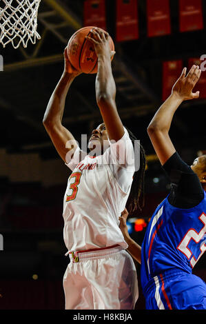 Annapolis, Maryland, Stati Uniti d'America. Xiii Nov, 2016. KAILA CHARLES (3) rimbalza la palla durante il Maryland v UMASS Lowell gioco tenuto presso il centro XFINITY, College Park, Maryland. Credito: Amy Sanderson/ZUMA filo/Alamy Live News Foto Stock