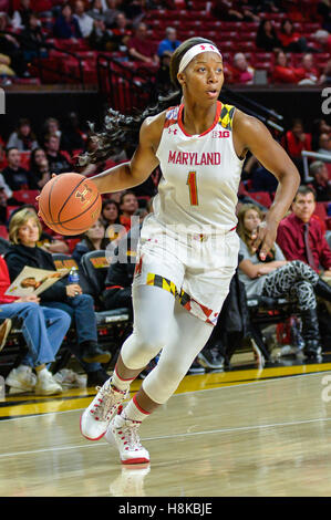 Annapolis, Maryland, Stati Uniti d'America. Xiii Nov, 2016. IESHIA piccola (1) dribbling tra corte durante il Maryland v UMASS Lowell gioco tenuto presso il centro XFINITY, College Park, Maryland. Credito: Amy Sanderson/ZUMA filo/Alamy Live News Foto Stock