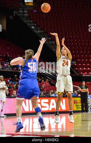 Annapolis, Maryland, Stati Uniti d'America. Xiii Nov, 2016. STEPHANIE JONES (24) Spara la palla durante il Maryland v UMASS Lowell gioco tenuto presso il centro XFINITY, College Park, Maryland. Credito: Amy Sanderson/ZUMA filo/Alamy Live News Foto Stock