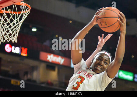 Annapolis, Maryland, Stati Uniti d'America. Xiii Nov, 2016. KAILA CHARLES (3) rimbalza la palla durante il Maryland v UMASS Lowell gioco tenuto presso il centro XFINITY, College Park, Maryland. Credito: Amy Sanderson/ZUMA filo/Alamy Live News Foto Stock