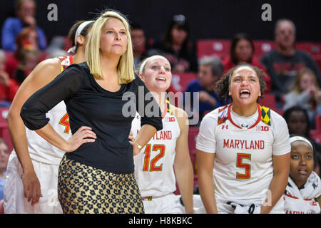 Annapolis, Maryland, Stati Uniti d'America. Xiii Nov, 2016. Maryland head coach BRENDA FRESE resta calmo mentre i suoi giocatori fare il tifo per i compagni di squadra durante il Maryland v UMASS Lowell gioco tenuto presso il centro XFINITY, College Park, Maryland. Credito: Amy Sanderson/ZUMA filo/Alamy Live News Foto Stock