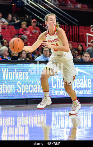 Annapolis, Maryland, Stati Uniti d'America. Xiii Nov, 2016. SARAH MYERS (32) giunchi downcourt durante il Maryland v UMASS Lowell gioco tenuto presso il centro XFINITY, College Park, Maryland. Credito: Amy Sanderson/ZUMA filo/Alamy Live News Foto Stock