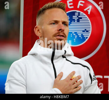 BUDAPEST, Ungheria - 13 novembre: Balazs Dzsudzsak di Ungheria ascolta l'inno nazionale prima del 2018 FIFA World Cup Qualifier match tra Ungheria e il Principato di Andorra a Groupama Arena il 13 novembre 2016 a Budapest, Ungheria. Foto Stock