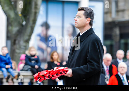 Belfast, settentrionale, Irlanda. Xiii Nov, 2016. Il segretario di Stato per l'Irlanda del Nord, James Brokenshire, stabilisce una corona al ricordo servizio domenicale a Belfast City Hall il Cenotafio. Credito: Stephen Barnes/Alamy Live News Foto Stock