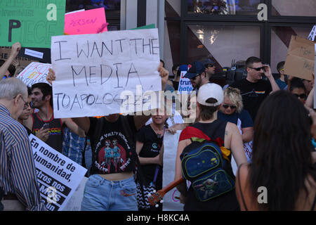 Hollywood CA, Stati Uniti d'America. Xiii Nov, 2016. Trump Protester hanno rally al CNN edificio in Hollywood California. Credito: Chester marrone/Alamy Live News Foto Stock