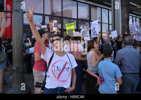 Hollywood CA, Stati Uniti d'America. Xiii Nov, 2016. Trump Protester hanno rally al CNN edificio in Hollywood California. Credito: Chester marrone/Alamy Live News Foto Stock