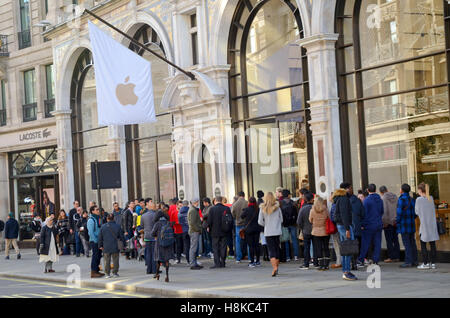 Londra, Regno Unito. Xiii Nov, 2016. La folla si riuniscono per immettere un riprogettata Apple di Regent Street a Londra con un nuovo layout con Apple più recenti di stile design. Credito: JOHNNY ARMSTEAD/Alamy Live News Foto Stock