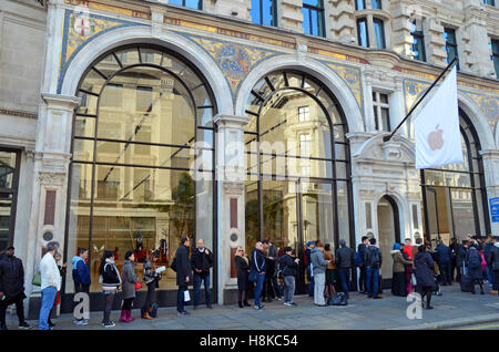 Londra, Regno Unito. Xiii Nov, 2016. La folla si riuniscono per immettere un riprogettata Apple di Regent Street a Londra con un nuovo layout con Apple più recenti di stile design. Credito: JOHNNY ARMSTEAD/Alamy Live News Foto Stock