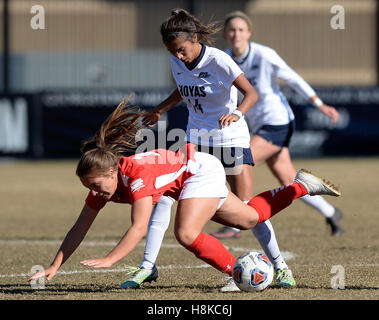 Washington, DC, Stati Uniti d'America. Xiii Nov, 2016. 20161113 - Georgetown centrocampista CHLOE KNOTT (14) invia San Francesco centrocampista SARA SULER (13) per il passo nella prima metà al campo di Shaw a Washington. © Chuck Myers/ZUMA filo/Alamy Live News Foto Stock