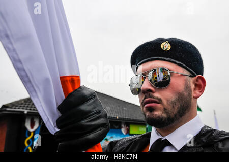 Belfast, settentrionale, Irlanda. Xiii Nov, 2016. Un repubblicano murale è riflesso nel mirroring di occhiali da sole dei principali portabandiera ad una parata repubblicana in ricordo del vol. Patricia nero, morto il 15 Nov 1991. Credito: Stephen Barnes/Alamy Live News Foto Stock