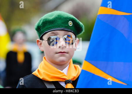 Belfast, settentrionale, Irlanda. Xiii Nov, 2016. Un giovane ragazzo che indossa un berretto verde e occhiali da sole con mirroring, porta una bandiera alla testa di un repubblicano sfilata in ricordo del vol. Patricia nero, morto il 15 Nov 1991. Credito: Stephen Barnes/Alamy Live News Foto Stock