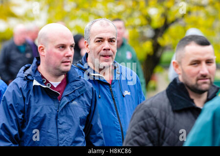 Belfast, settentrionale, Irlanda. Xiii Nov, 2016. I dissidenti repubblicani Dee Fennell (Ardoyne) e Colin Duffy (Lurgan) prendere parte in una sfilata in ricordo del vol. Patricia nero, morto il 15 Nov 1991. Credito: Stephen Barnes/Alamy Live News Foto Stock