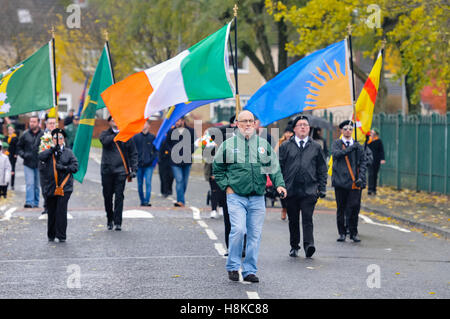 Belfast, settentrionale, Irlanda. Xiii Nov, 2016. I repubblicani tenere la sfilata di un corteo in ricordo del vol. Patricia nero, morto il 15 Nov 1991. Credito: Stephen Barnes/Alamy Live News Foto Stock