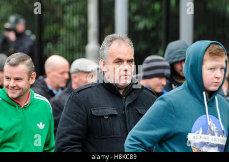 Belfast, settentrionale, Irlanda. Xiii Nov, 2016. Il repubblicano dissidente Paul Duffy prende parte in una sfilata in ricordo del vol. Patricia nero, morto il 15 Nov 1991. Credito: Stephen Barnes/Alamy Live News Foto Stock