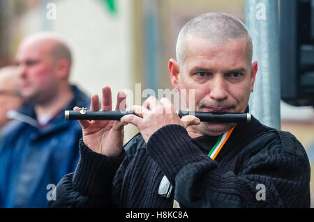 Belfast, settentrionale, Irlanda. Xiii Nov, 2016. Un uomo gioca un lamento su un flauto come repubblicani tenere la sfilata di un corteo in ricordo del vol. Patricia nero, morto il 15 Nov 1991. Credito: Stephen Barnes/Alamy Live News Foto Stock