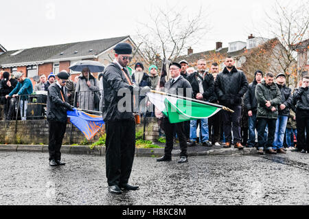 Belfast, settentrionale, Irlanda. Xiii Nov, 2016. I repubblicani tenere la sfilata di un corteo in ricordo del vol. Patricia nero, morto il 15 Nov 1991. Credito: Stephen Barnes/Alamy Live News Foto Stock