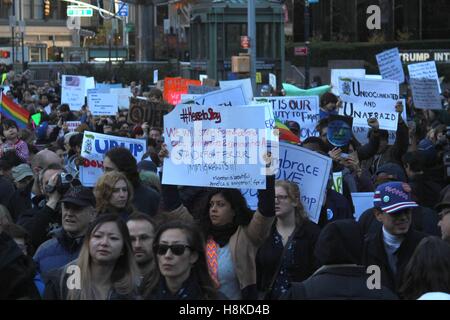 Ha continuato le azioni di protesta contro la Donald Trump a New York, NY, STATI UNITI D'AMERICA Foto Stock