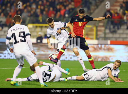 Bruxelles, Belgio. Xiii Nov, 2016. Belga Yannick Ferreira-Carrasco (seconda R) il sistema VIES per la palla durante la Coppa del Mondo di calcio 2018 match di qualificazione tra il Belgio e l'Estonia al King Baudouin Stadium di Bruxelles, Belgio, nov. 13, 2016. Il Belgio ha vinto 8-1. Credito: Gong Bing/Xinhua/Alamy Live News Foto Stock