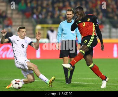 Bruxelles, Belgio. Xiii Nov, 2016. Belgio del Romelu Lukaku (R) germogli durante la Coppa del Mondo di calcio 2018 match di qualificazione tra il Belgio e l'Estonia al King Baudouin Stadium di Bruxelles, Belgio, nov. 13, 2016. Il Belgio ha vinto 8-1. Credito: Gong Bing/Xinhua/Alamy Live News Foto Stock