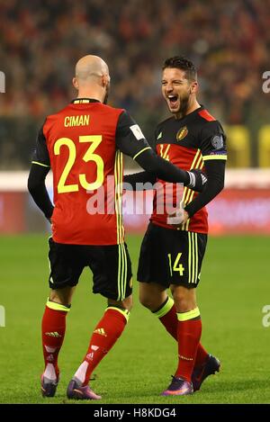 Bruxelles, Belgio. Xiii Nov, 2016. Belgio del Dries Mertens (R) celebra dopo rigature durante la Coppa del Mondo di calcio 2018 match di qualificazione tra il Belgio e l'Estonia al King Baudouin Stadium di Bruxelles, Belgio, nov. 13, 2016. Il Belgio ha vinto 8-1. Credito: Gong Bing/Xinhua/Alamy Live News Foto Stock