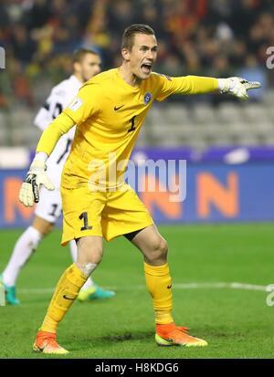 Bruxelles, Belgio. Xiii Nov, 2016. In Estonia il portiere Mihkel Aksalu reagisce durante la Coppa del Mondo di calcio 2018 match di qualificazione tra il Belgio e l'Estonia al King Baudouin Stadium di Bruxelles, Belgio, nov. 13, 2016. Il Belgio ha vinto 8-1. Credito: Gong Bing/Xinhua/Alamy Live News Foto Stock