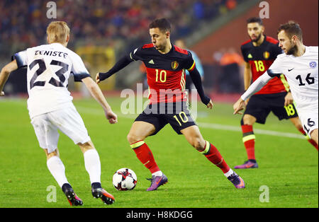 Bruxelles, Belgio. Xiii Nov, 2016. In Belgio, il pericolo di Eden (2 L) il sistema VIES per la palla durante la Coppa del Mondo di calcio 2018 match di qualificazione tra il Belgio e l'Estonia al King Baudouin Stadium di Bruxelles, Belgio, nov. 13, 2016. Il Belgio ha vinto 8-1. Credito: Gong Bing/Xinhua/Alamy Live News Foto Stock