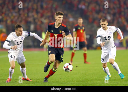 Bruxelles, Belgio. Xiii Nov, 2016. Belgio Thomas Meunier (C) il sistema VIES per la palla durante la Coppa del Mondo di calcio 2018 match di qualificazione tra il Belgio e l'Estonia al King Baudouin Stadium di Bruxelles, Belgio, nov. 13, 2016. Il Belgio ha vinto 8-1. Credito: Gong Bing/Xinhua/Alamy Live News Foto Stock