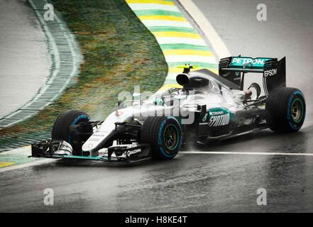 Sao Paulo, Brasile. Xiii Nov, 2016. Mercedes pilota tedesco Nico Rosberg rigidi durante il periodo della Formula Uno Gran Premio del Brasile a Sao Paulo il nov. 13, 2016. Credito: Gabriela Bilo/AGENCIA ESTADO/Xinhua/Alamy Live News Foto Stock