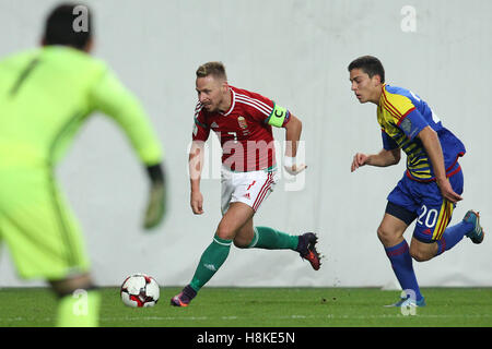 Budapest, Ungheria. Xiii Nov, 2016. Ungheria Balazs Dzsudzsak (C) sistema VIES con Andorra's Max Llovera (R) durante la Coppa del Mondo FIFA 2018 partita di qualificazione a Budapest, Ungheria, nov. 13, 2016. L'Ungheria ha vinto 4-0. Credito: Csaba Domotor/Xinhua/Alamy Live News Foto Stock