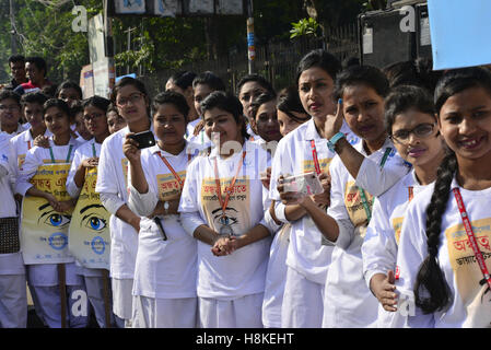 Dacca in Bangladesh. Xiv Nov, 2016. Pazienti diabetici Assosiation del Bangladesh ha organizzato una manifestazione per celebrare la Giornata mondiale del diabete sotto il tema occhi sul diabete a Shahbag a Dhaka, nel Bangladesh. Il 14 novembre 2016 Credit: Mamunur Rashid/Alamy Live News Foto Stock