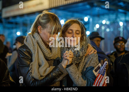 New York, Stati Uniti d'America. Xiii Nov, 2016. Due donne tenere mani come essi partecipare a una manifestazione di protesta contro la Donald Trump presidenziali vittoria elettorale vicino al Trump Tower sulla Quinta Avenue a Manhattan di New York City, Stati Uniti, nov. 13, 2016. Credito: Li Muzi/Xinhua/Alamy Live News Foto Stock