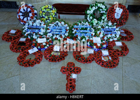 Veterani giorno 2016 a Brookwood Cimitero Americano - corone nella cappella Foto Stock