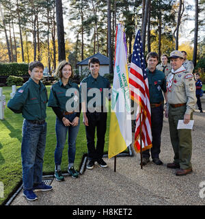 Veterani giorno 2016 a Brookwood Cimitero Americano - Venture Scouts, PARTE DEGLI STATI UNITI D'AMERICA Movimento Scout con bandiere Foto Stock