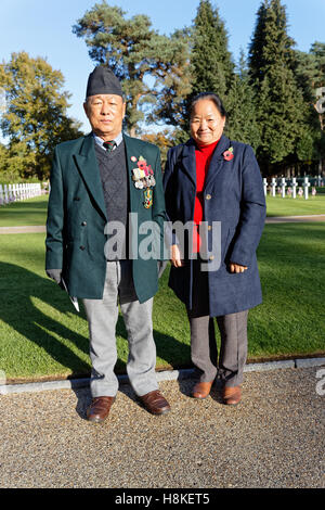 Veterani giorno 2016 a Brookwood Cimitero Americano - Un ex-soldato Gurkha e mia moglie durante la cerimonia di premiazione Foto Stock