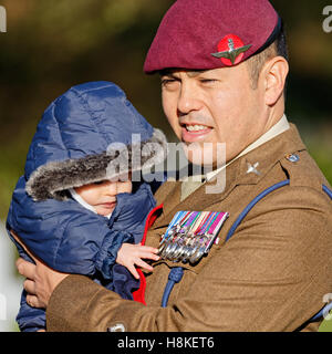 Veterani giorno 2016 a Brookwood Cimitero Americano - un bambino nelle braccia affascinato dalle medaglie Foto Stock