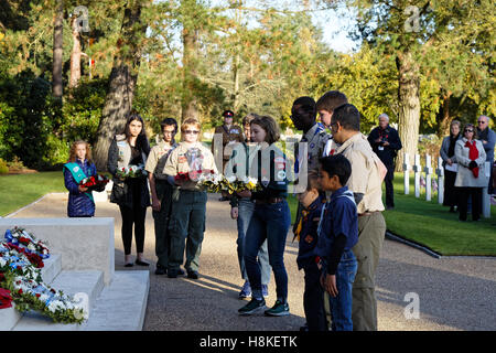 Veterani giorno 2016 a Brookwood Cimitero Americano - una joint venture Scout del Movimento Scout degli Stati Uniti si prepara a stabilire la sua corona di fiori Foto Stock