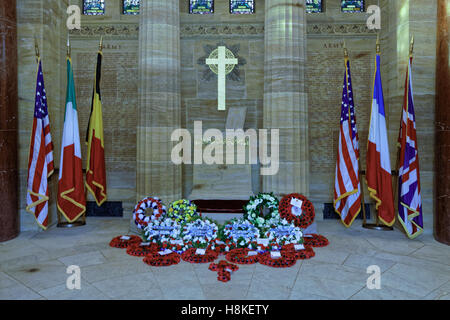 Veterani giorno 2016 a Brookwood Cimitero Americano - corone nella cappella del cimitero Foto Stock