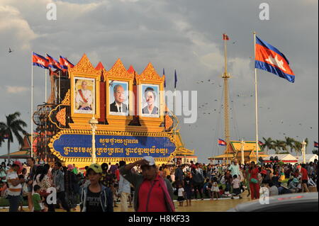 Phnom Penh Cambogia. Nov. 13th, 2016. Phnom Penh celebra, Bon Om Touk, il cambogiano Festival dell'acqua. La famiglia reale si affaccia il Palazzo Reale Parco. il festival dell'acqua dura per 3 giorni e attira fino a 2 milioni di visitatori, questo anno è da nov. Xiii - 15th. Credito: Kraig Lieb / Alamy Live News Foto Stock