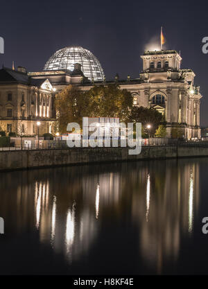 Berlino, Germania. Xii Nov, 2016. Le luci del tedesco il palazzo del Reichstag e il Bundestag accanto a brillare luminose e gettare i riflessi scintillanti sul fiume Sprea a Berlino, Germania, 12 novembre 2016. Foto: Paolo Zinken/dpa/Alamy Live News Foto Stock