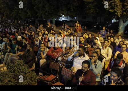 Alessandria ad Alessandria, Egitto. Xiii Nov, 2016. Ventole egiziano guarda il televisiva il 2018 World Cup Gruppo di qualifica e partita di calcio tra Egitto e Ghana, del Cairo in Egitto il 13 novembre 2016 Credit: Stringer/immagini APA/ZUMA filo/Alamy Live News Foto Stock