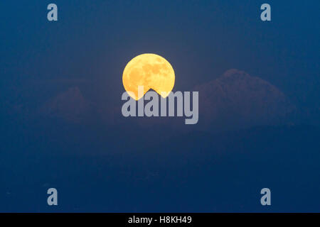 Patan, Nepal. 14 Novembre , 2016. Il supermoon sale al di sopra del Himalaya come visto da di Patan (valle di Kathmandu). Credito: Dutourdumonde/Alamy Live News Foto Stock