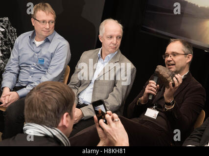 Berlino, Germania. Xiv Nov, 2016. Juergen Blum (L-R) dall'Università tecnica di Braunschweig, Stephan Ulamec del Centro aerospaziale tedesco e Kai Wuennemann dal Museo di Scienze Naturali di sedersi con un frammento di un asteroide durante una conferenza stampa per quanto riguarda l'impatto di un asteroide missione (AIM) di Berlino, Germania, 14 novembre 2016. Foto: Jörg Carstensen/dpa/Alamy Live News Foto Stock