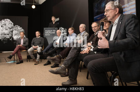 Patrick Michel (L-R) dal Centro nazionale francese per la ricerca scientifica, moderatore Grig Richters, Holger Sierks Max-Planck-Istituto per il sistema solare la ricerca, Cornelius Schalinsk del polo tecnologico corporation OHB, Juergen Blum dall'Università tecnica di Braunschweig, Kai Wuennemann dal Museo di Scienze Naturali di Berlino, Gisela Poesges dal RiesKraterMuseum Noerdlingen e Alan Harris del Centro aerospaziale tedesco sit in occasione di una conferenza stampa per quanto riguarda l'impatto di un asteroide missione (AIM) di Berlino, Germania, 14 novembre 2016. Foto: Jörg Carstensen/dpa Foto Stock