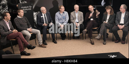 Patrick Michel (L-R) dal Centro nazionale francese per la ricerca scientifica, moderatore Grig Richters, Holger Sierks Max-Planck-Istituto per il sistema solare la ricerca, Cornelius Schalinsk del polo tecnologico corporation OHB, Juergen Blum dall'Università tecnica di Braunschweig, Kai Wuennemann dal Museo di Scienze Naturali di Berlino, Gisela Poesges dal RiesKraterMuseum Noerdlingen e Alan Harris del Centro aerospaziale tedesco sit in occasione di una conferenza stampa per quanto riguarda l'impatto di un asteroide missione (AIM) di Berlino, Germania, 14 novembre 2016. Foto: Jörg Carstensen/dpa Foto Stock