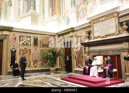 Vaticano. Xiv Nov, 2016. Reinhard GRINDEL, DFB Presidente calcio tedesco National Team visita il Papa Francesco in un udienza privata in Vaticano a novembre 14, 2016 Credit: Peter Schatz/Alamy Live News Foto Stock