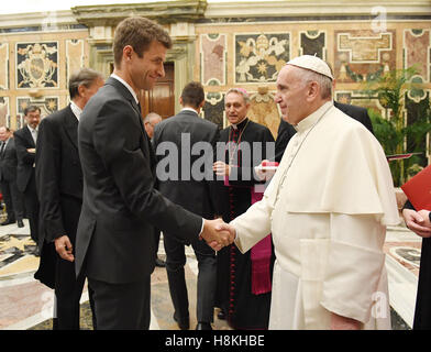 Vaticano. Xiv Nov, 2016. Thomas MUELLER, DFB 13 calcio tedesco National Team visita il Papa Francesco in un udienza privata in Vaticano a novembre 14, 2016 Credit: Peter Schatz/Alamy Live News Foto Stock