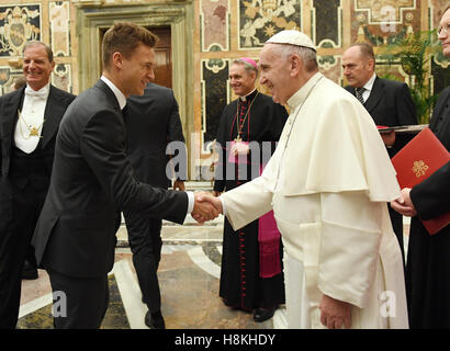 Vaticano. Xiv Nov, 2016. Joshua KIMMICH, DFB 18 calcio tedesco National Team visita il Papa Francesco in un udienza privata in Vaticano a novembre 14, 2016 Credit: Peter Schatz/Alamy Live News Foto Stock